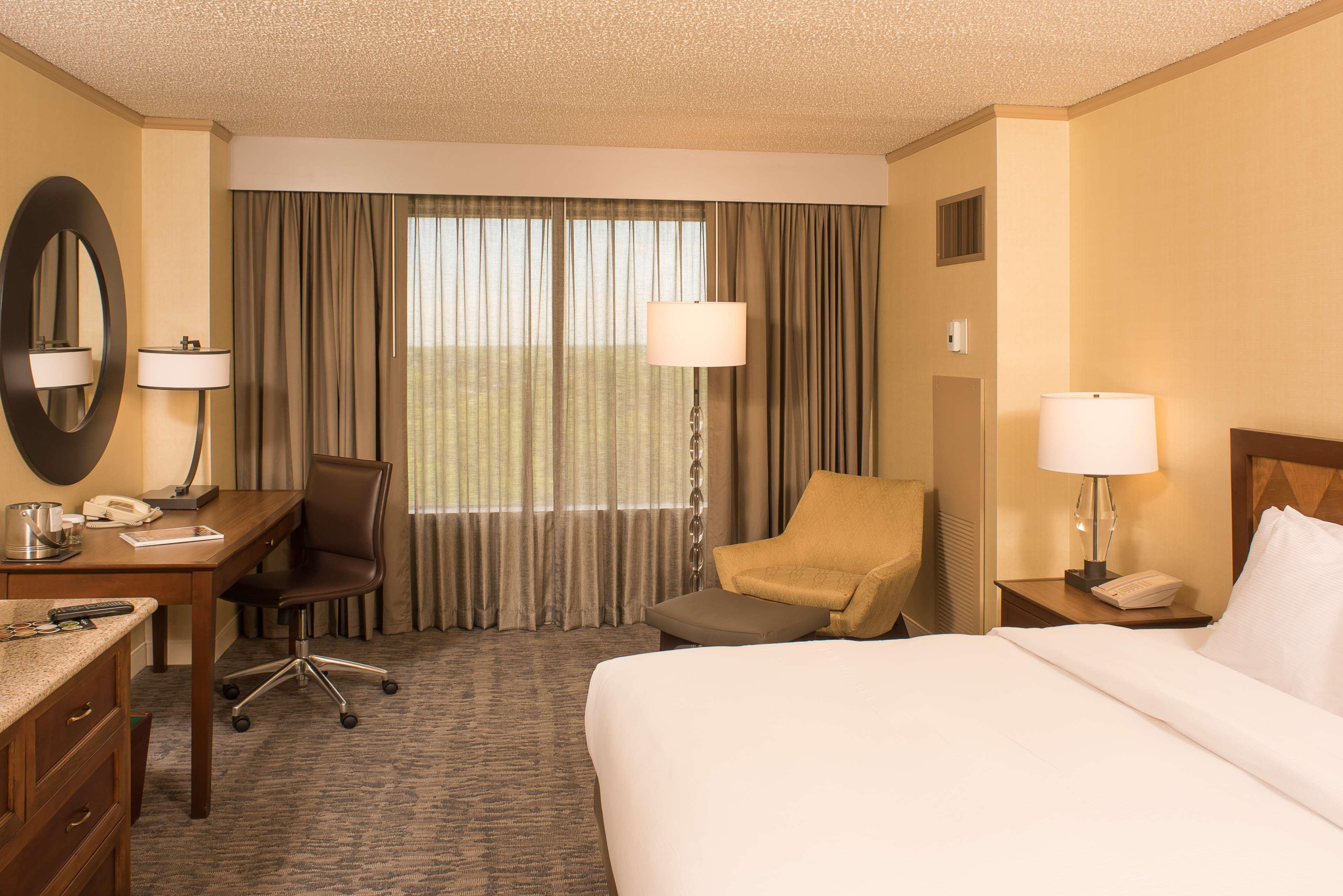 Doubletree By Hilton Tulsa At Warren Place Exterior photo