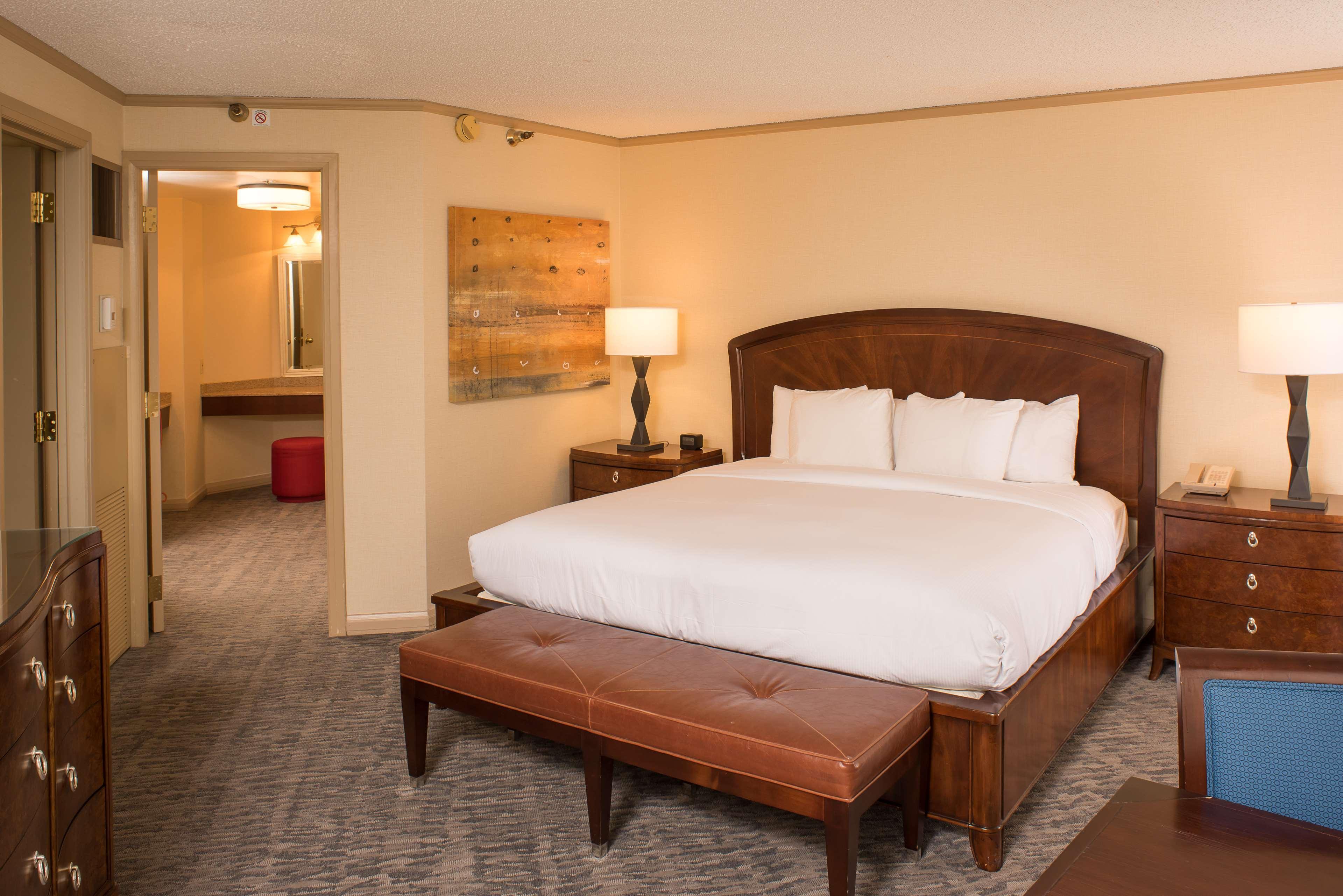Doubletree By Hilton Tulsa At Warren Place Exterior photo
